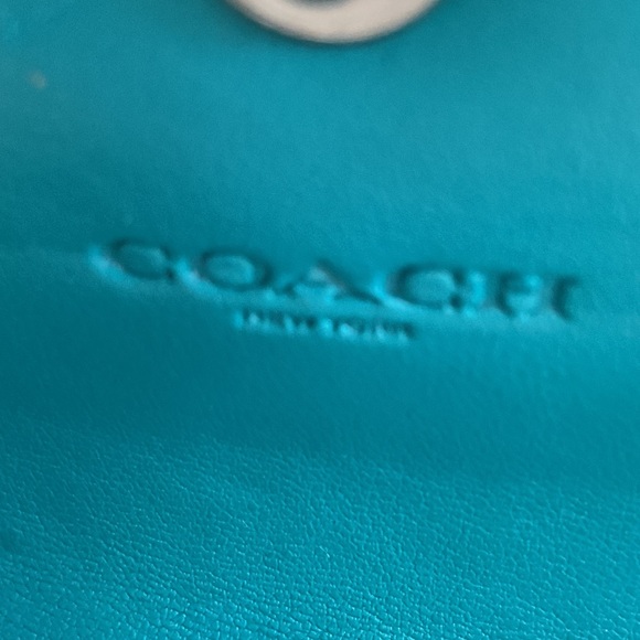 P481. Coach Teal Pebbled Leather Envelope Card Holder with Gold Logo - Picture 2 of 4